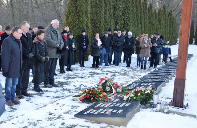 Przy tablicach upamiętniających ofiary powojennego obozu złożono kwiaty. Na zdjęciu na pierwszym planie od lewej: poseł MN Ryszard Galla,  Leonard Malcharczyk z Konsulatu Niemiec w Opolu, konsul Sabine Haake oraz starosta strzelecki Józef Swaczyna.