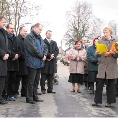 - W końcu nie będziemy niszczyć sobie samochodów na starej żwirówce - mówiła Dorota Burak (z prawej), sołtys wsi Koszki