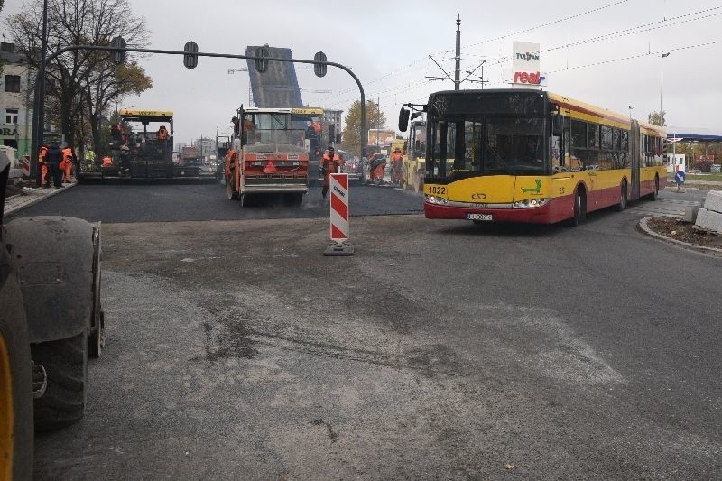 Budowa trasy W-Z: Ogromny korek na Piłsudskiego. Drogowcy wylewają asfalt [ZDJĘCIA]