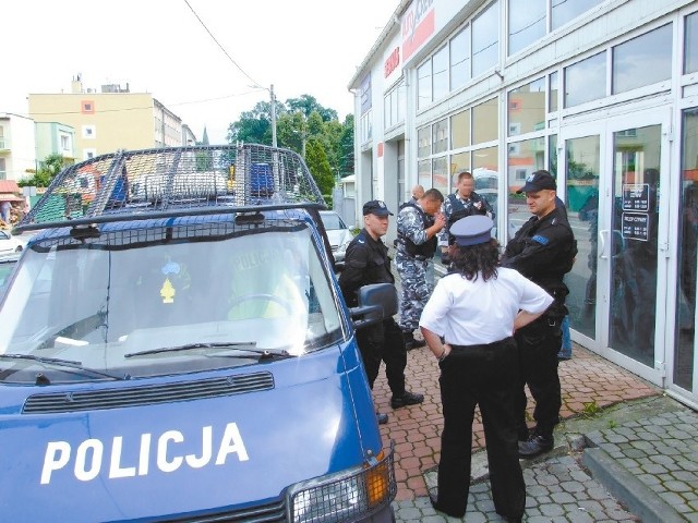 W piątek (26 czerwca) właściciel firmy Parasa wszedł do swojego pawilonu dopiero po interwencji policji. (fot. Radosław Dimitrow)