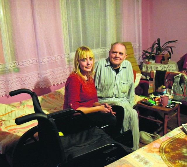 Janusz Gajdus mieszkanie opuszcza, gdy jedzie do  lekarza. Kiedyś w nim się uczył, mieszka już od 36 lat. Ma duże oparcie w córce Edycie