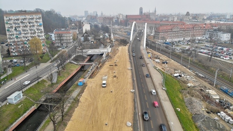 Gdańsk: Przy Wiadukcie Biskupia Górka powstaje parkingu kubaturowy. Zobaczcie postępy na budowie!