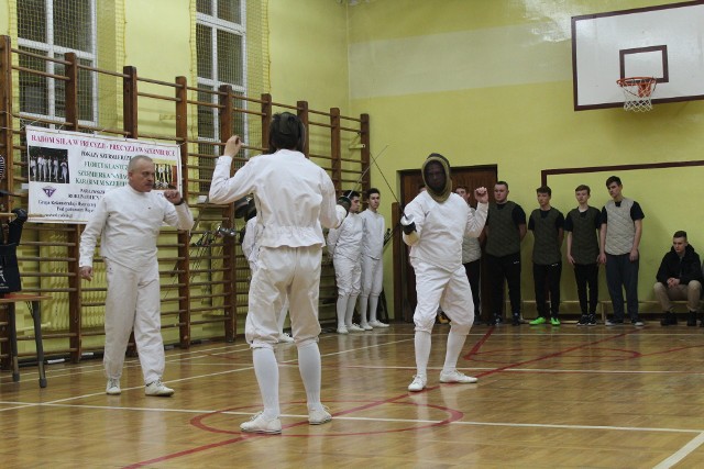 Młodzi adepci szermierki i weterani dali fascynujący pokaz. Tu walka floretem sportowym.