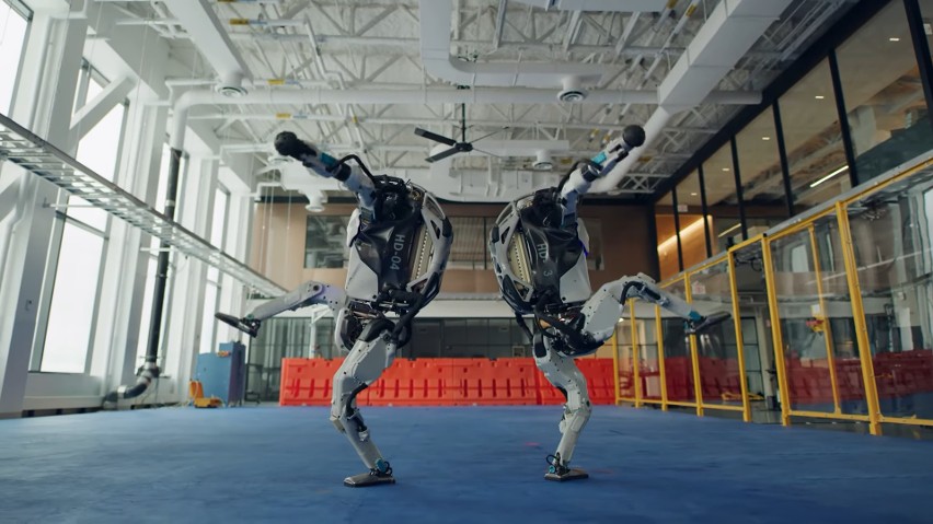 Tańczące roboty z Boston Dynamics. Kadr z filmu BD na...