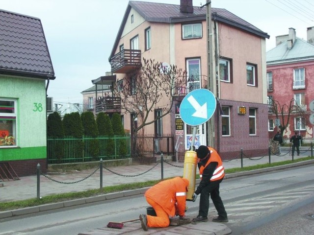 Zniszczone znaki drogowe na wysepkach dla pieszych przy ul. Sikorskiego naprawiamy systematycznie &#8211; mówią drogowcy. &#8211; Przydałyby się kamery.