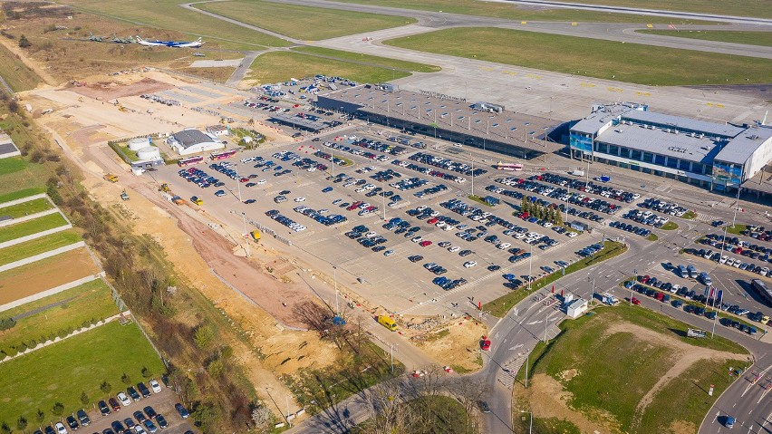 Widok na parking przed terminalami Katowice Airport i...