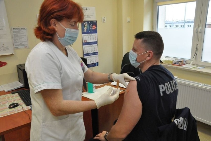 W szpitalu w Słupsku trwają szczepienia mundurowych. Zapisanych ponad 670 osób [ZDJĘCIA]
