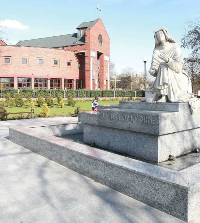 Od 2005 r. św. Faustyna jest patronką Łodzi. Pomnik stanął na skwerze jesienią 2008 roku. Jest wykonany z rekrystalizowanego marmuru karraryjskiego.