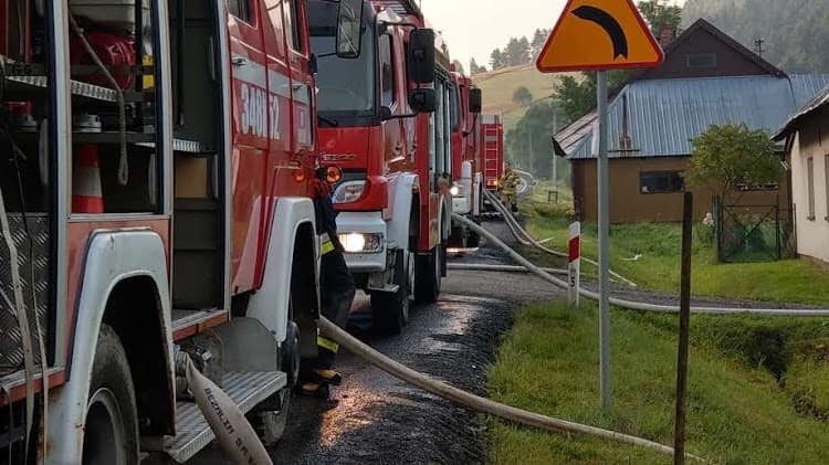 Nowa Wieś. Pożar budynku gospodarczego. Były utrudnienia w ruchu na DK 75 [ZDJĘCIA]