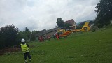 Burzyn koło Tarnowa. Chłopiec wypadł przez okno na piętrze domu. Rannego do szpitala zabrał śmigłowiec LPR