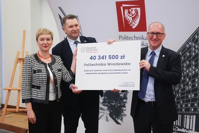 Politechnika Wrocławska otrzyma 40 mln 341 tys. złotych na podniesienie wynagrodzeń pracowników.