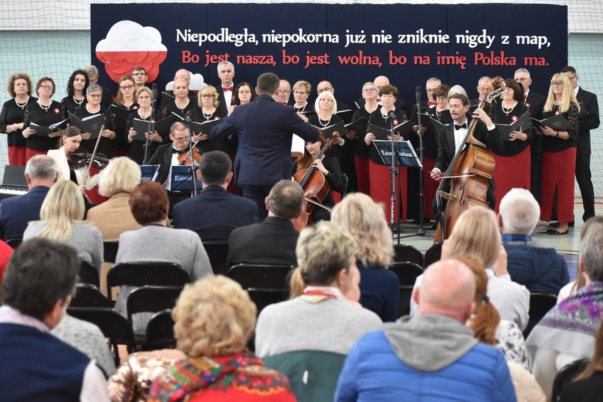 Święto Niepodległości w gminie Masłów. Msza święta, wspólne śpiewanie pieśni patriotycznych i pyszna grochówka