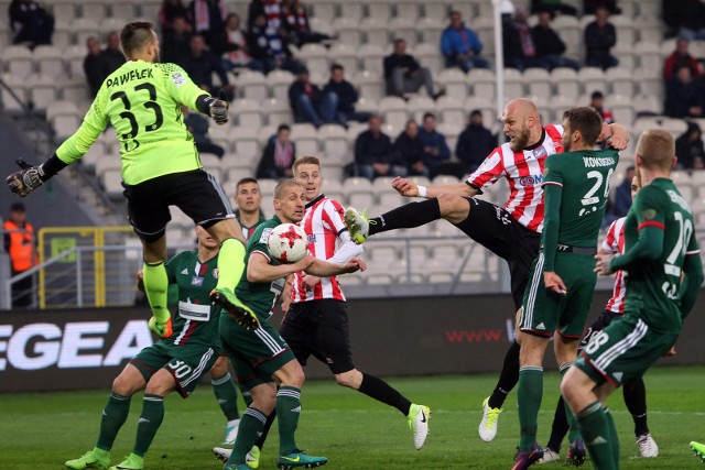 Piotr Polczak strzela bramkę na wage trzech punktów