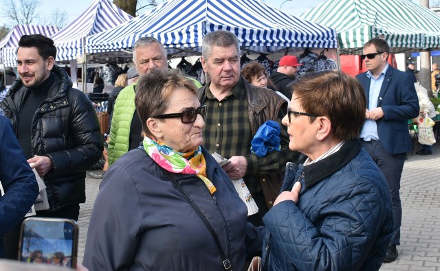 Beata Szydło, europosłanka PiS, była premier na targowisku w Oświęcimiu