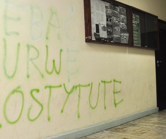 Wulgarne napisy są wciąż widoczne na korytarzach siedziby Radomiaka.