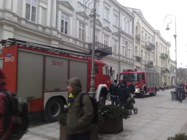 Przed sklep przy ulicy Sienkiewicza przyjechały dwa wozy strażackie.