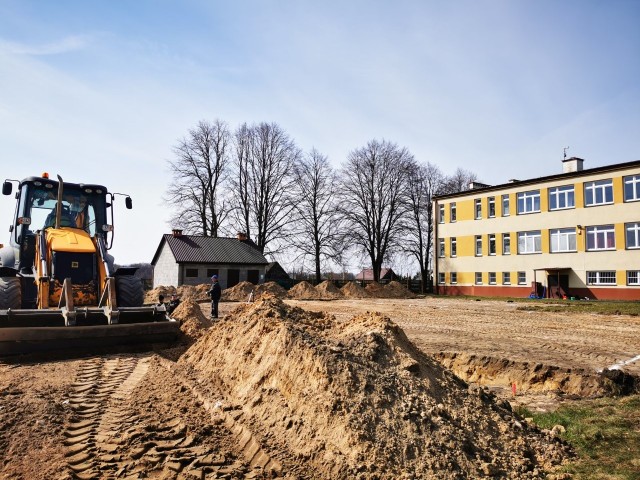Od wykopów pod fundamenty zaczęła się budowa hali sportowej w Dzierzkówku Starym w gminie Skaryszew.