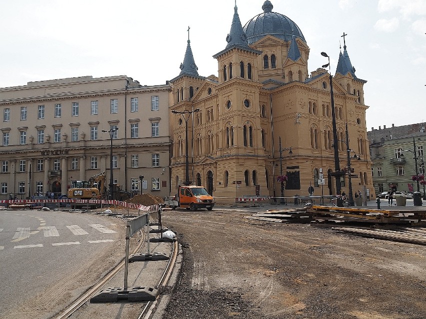 Plac Wolności w Łodzi jak wielka piaskownica lub kuweta. Łodzianie martwią się, że nie widać postępów prac