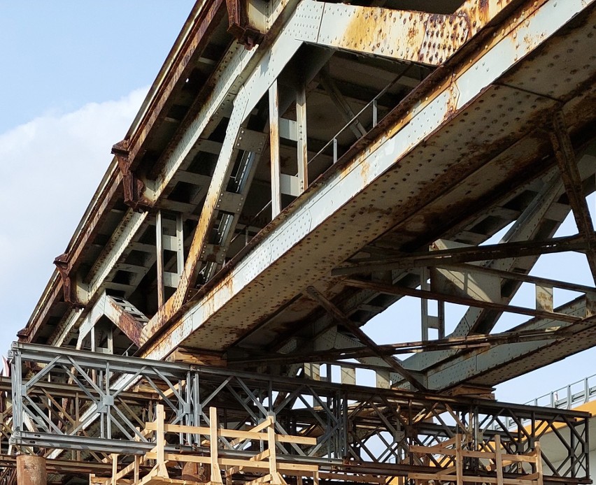 Rozbudowa mostu w Sandomierzu. Trwają intensywne prace. Media przełożone, konstrukcja demontowana. Zobaczcie zdjęcia