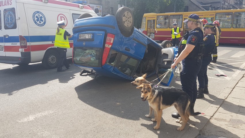 Wypadek na Pomorskiej w Łodzi. Samochód dachował po zderzeniu z tramwajem [ZDJĘCIA,  FILM]