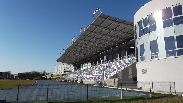 W regionie radomskim jest coraz więcej zmodernizowanych obiektów piłkarskich. Dzięki twórcom portalu PolskieStadiony.pl zebraliśmy fotki 20 stadionów z regionu radomskiego. Warto dodać, że samorządy coraz mocniej inwestują w sport, a wymagania licencyjne sprawiają, że obiekty piłkarskie w regionie są coraz nowocześniejsze. Więcej zdjęć można obejrzeć na portalu polskiestadiony.pl ZOBACZ ZDJĘCIA KOLEJNYCH KLUBÓW Z REGIONU RADOMSKIEGO ====>>>