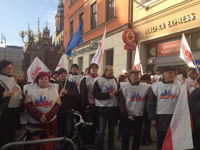 Wrocław: Solidarność protestowała przed biurami posłów. Czego się domagają? (FILM I ZDJĘCIA)