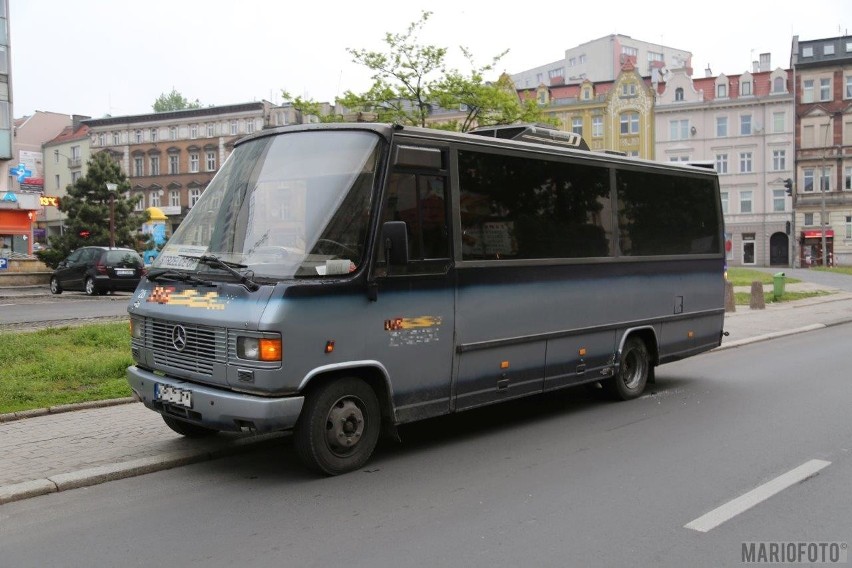 Wypadek autobusu i samochodu osobowego w Opolu. Jedna osoba ranna