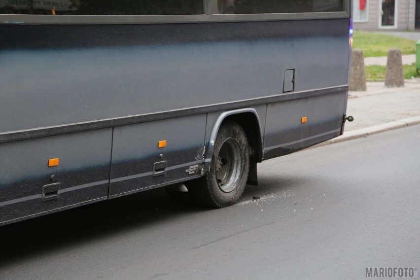 Wypadek autobusu i samochodu osobowego w Opolu. Jedna osoba ranna