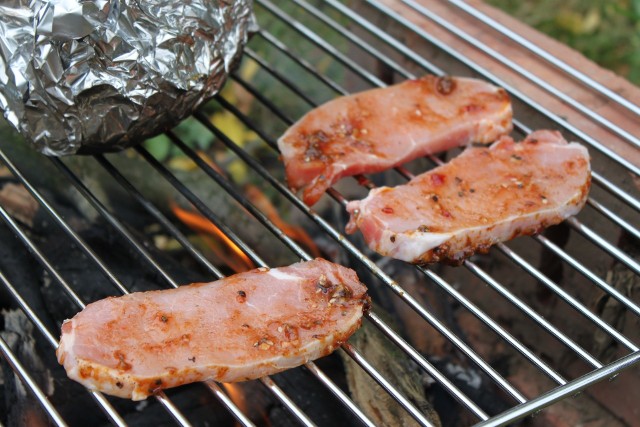 Schab z grillaPrzygotowanie grillowanego schabu zajmie około godzinę.