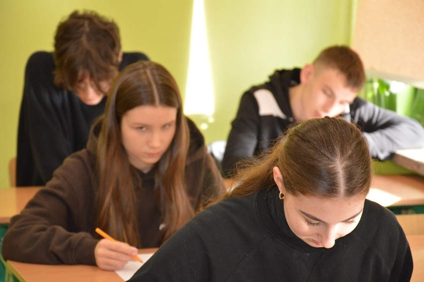 Próbna matura z języka angielskiego w Samorządowym Liceum Ogólnokształcącym imienia Cypriana Kamila Norwida w Stalowej Woli. Zdjęcia