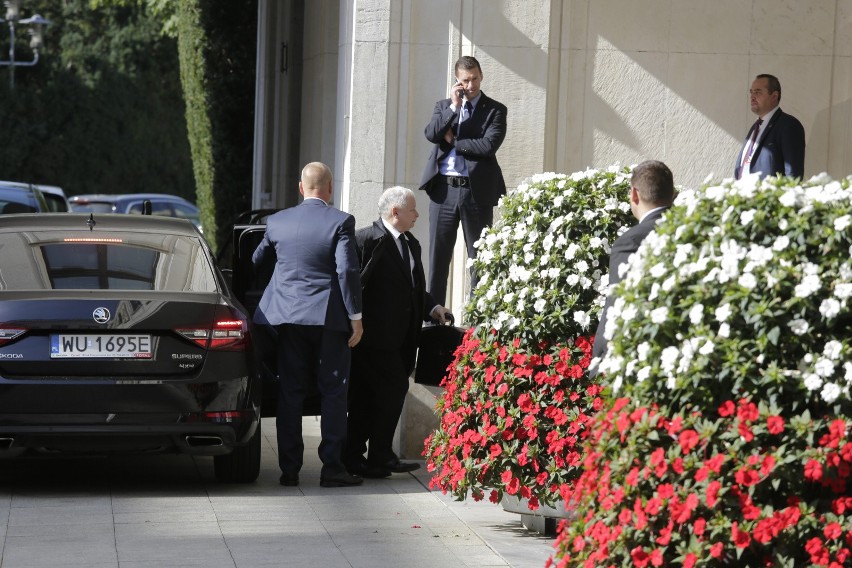 Prezes PiS Jarosław Kaczyński pod całodobową ochroną... policji ZDJĘCIA