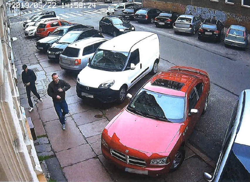 Szczecińska policja szuka podejrzewanych o kradzież z włamaniem do samochodu