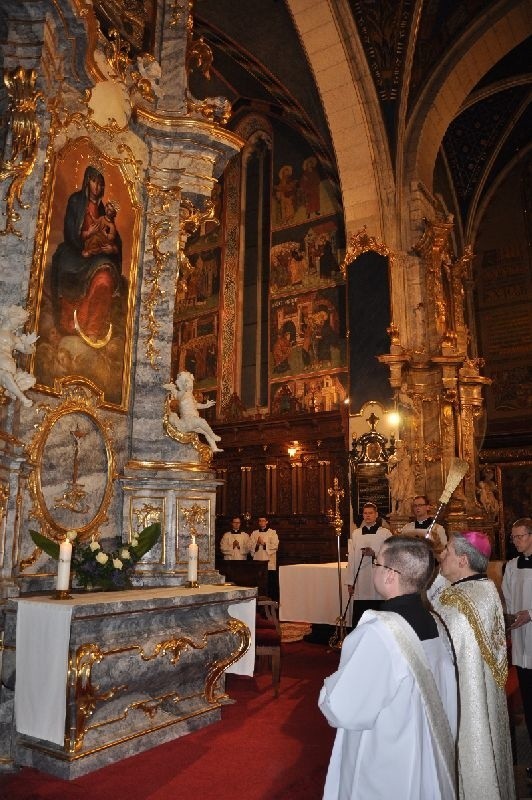 Ołtarz Matki Bożej z Dzieciątkiem poświęcił biskup Krzysztof Nitkiewicz. O przeprowadzonych pracach opowiadał konserwator Marcin Gruszczyński.