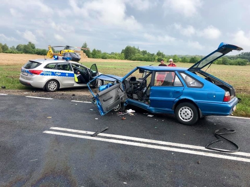 Wypadek z udziałem poloneza pod Głogowem. Są ciężko ranni (ZDJĘCIA)