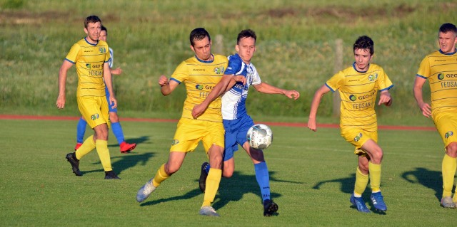 Ekoball Sanok (na żółto) zagrał skutecznie i cieszył się z wygranej na trudnym terenie w Ropczycach.