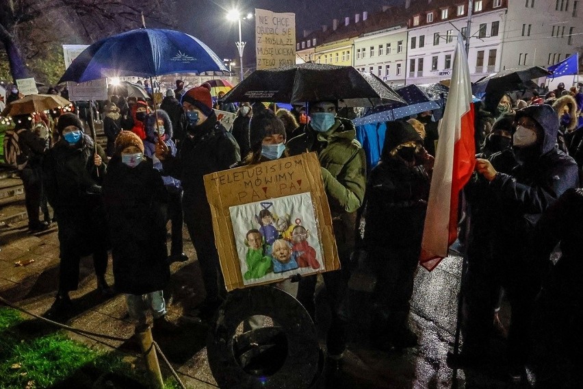 Demonstracje na Pomorzu 28.11. 2020. Protest kobiet w Gdańsku "W imię matki, córki, siostry!"