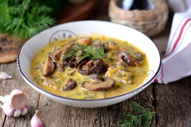 Zupa grzybowa jest tradycyjnym daniem podczas Wigilii. Sprawdźcie, jak zrobić zupę grzybową wigilijną.