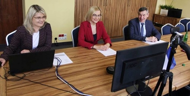 Od lewej Katarzyna Kubicka - dyrektor Departamentu Wdrażania Europejskiego Funduszu Społecznego, wicemarszałek Renata Janik, Artur Potaczała, zastępca dyrektora Departamentu Wdrażania Europejskiego Funduszu Społecznego podczas prezentacji programu wsparcia powiatów w walce z koronawirusem.