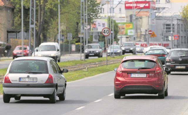 Zwężenie ulicy Ku Słońcu do jednego pasa, kiedy już teraz tworzą się tam korki, co byłoby potem? - pytają kierowcy?