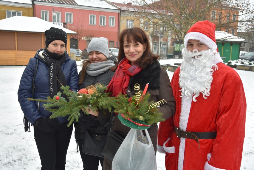 Kiermasz bożonarodzeniowy na rynku w Chmielniku. Była też prezentacja Straży Miejskiej [ZDJĘCIA]