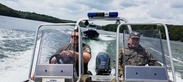 W czasie szkolenia zorganizowanego przez Wydział Prewencji KWP w Rzeszowie policjanci ćwiczyli m.in. skoki ratownicze, pływanie pod wodą oraz holowanie osoby zagrożonej.