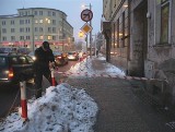 Śnieżna czapa spadła na chodnik przy ulicy 1 Maja w Opolu