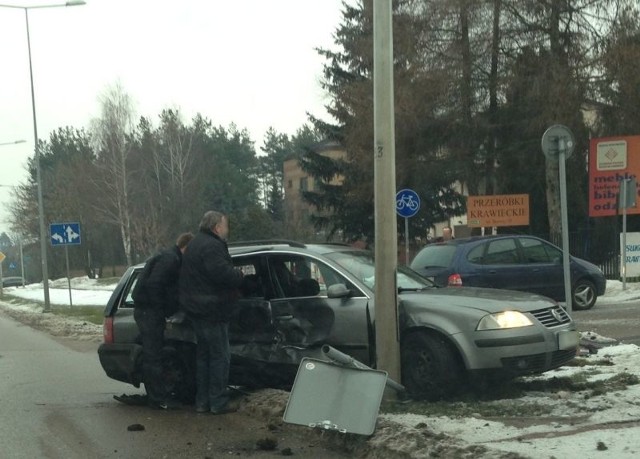 Pijany policjant uderzył w passata. Świadkowie próbowali pomóc rannym.