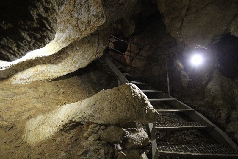 Zwiedzanie zaczyna się od jaskini Odkrywców,  gdzie po...
