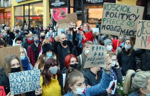 Na ulice wyszło protestować kilkuset mieszkańców Nakła