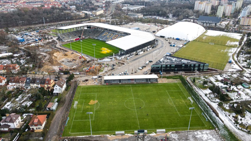 Stadion Pogoni Szczecin: Nowe rzędy trybuny wschodniej i zbrojenie północnej. ZDJĘCIA z drona - 22.01.2021