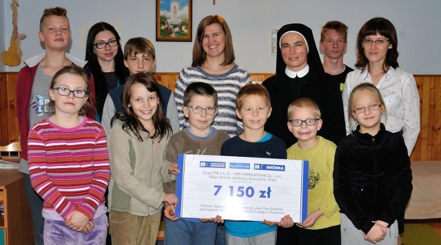 Czek na kwotę 7150 złotych - od Grupy PSB SA - otrzymał Dom Dziecka w Pacanowie.