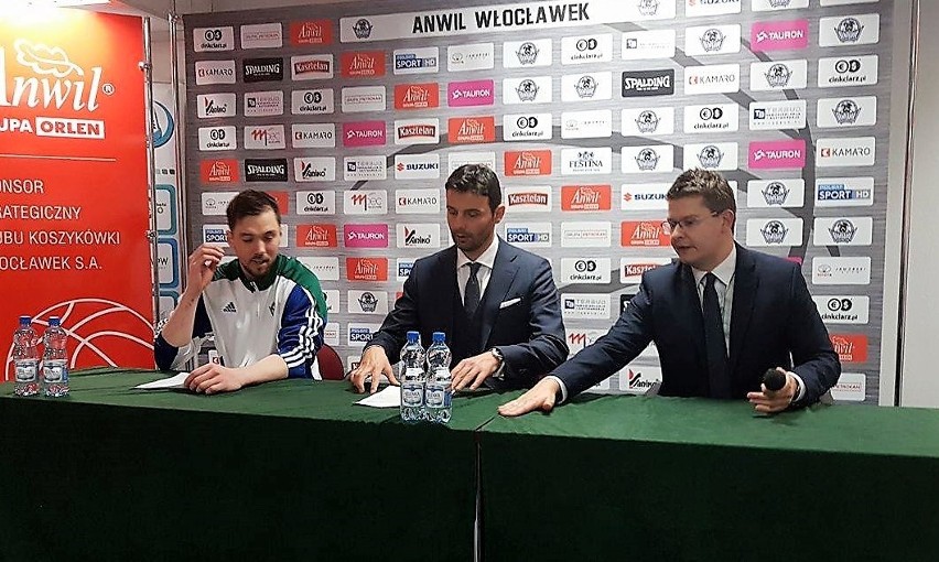 Trener Igor Milicić i Michał Chyliński.