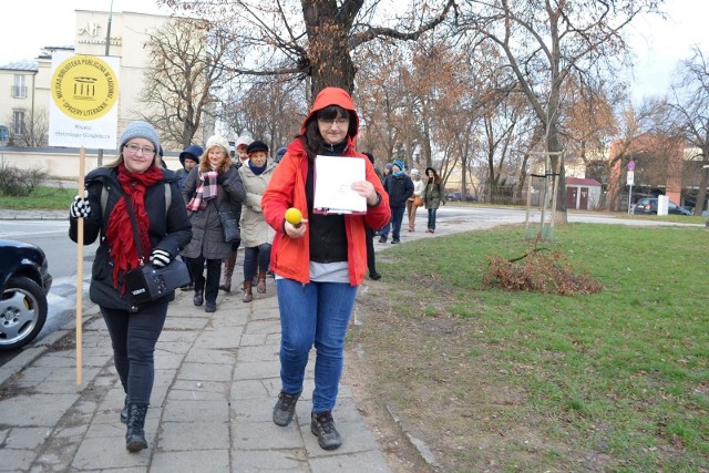 Spacery Literackie organizowane przez MBP cieszą się dużym zainteresowaniem.