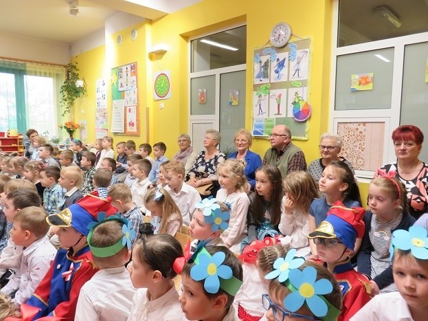 Starachowice. Dzieci z przedszkola "Niezapominajka" świętowały Dzień Niezapominajki